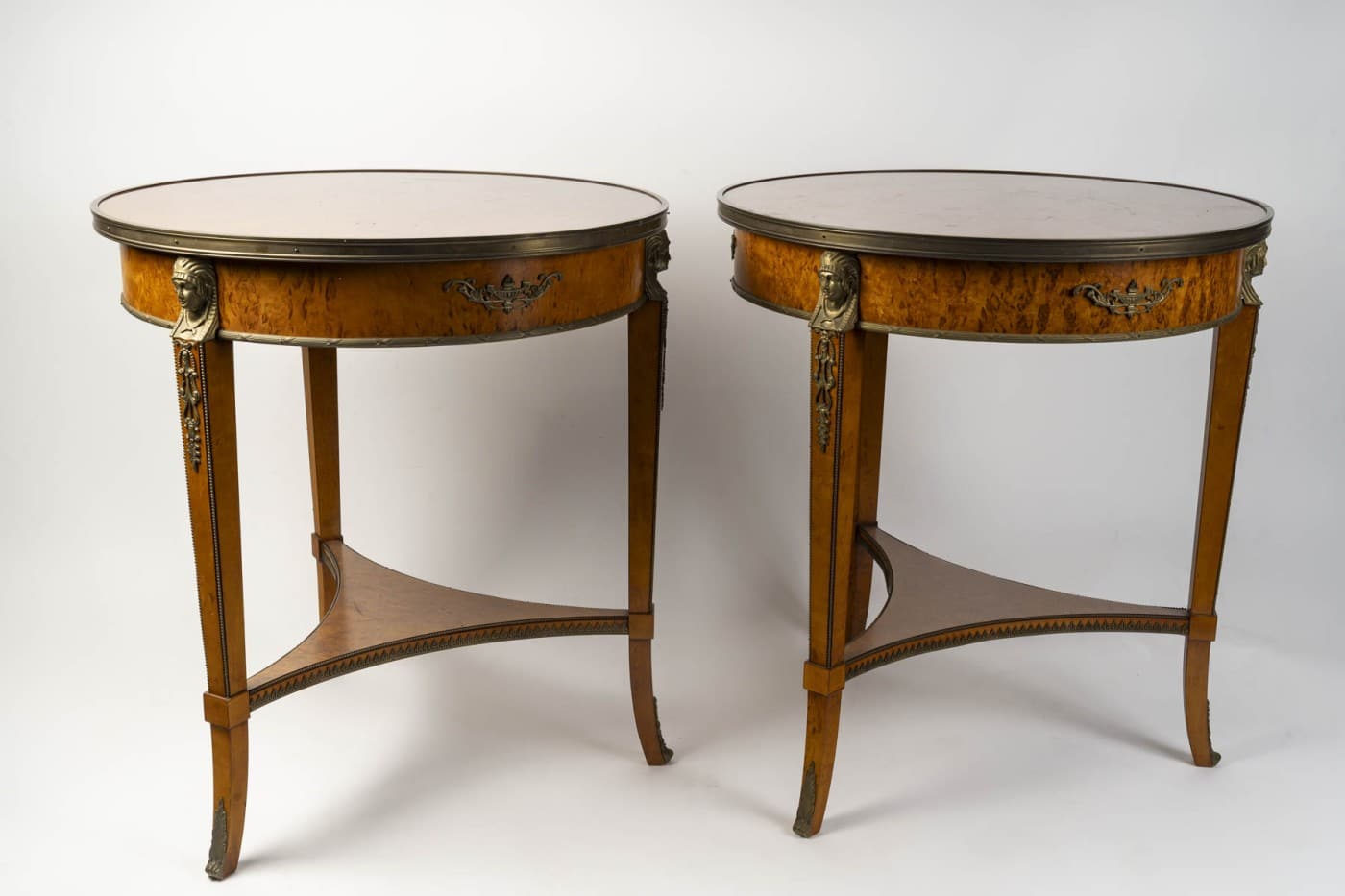 Une paire de tables ronde de salon, 1900 - Image 3